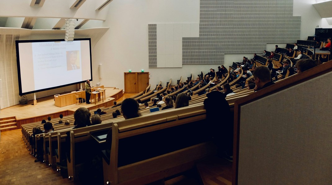 Lärosätenas kurser i högskolepedagogik har kritiserats under våren, men förmågan att utbilda är inte en medfödd kompetens, skriver Jacob Färnert.