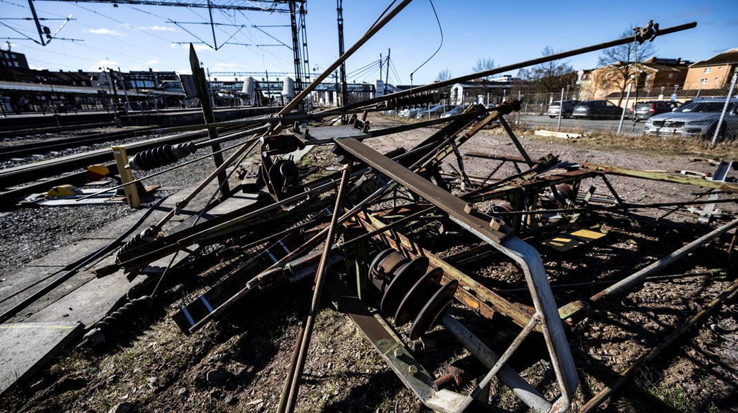 Järnvägens underhållsskuld uppskattas ligga på närmare 100 miljarder kronor i vissa bedömningar. Nu ska avgifterna för de direkta kostnaderna som trafiken har på systemet ses över.