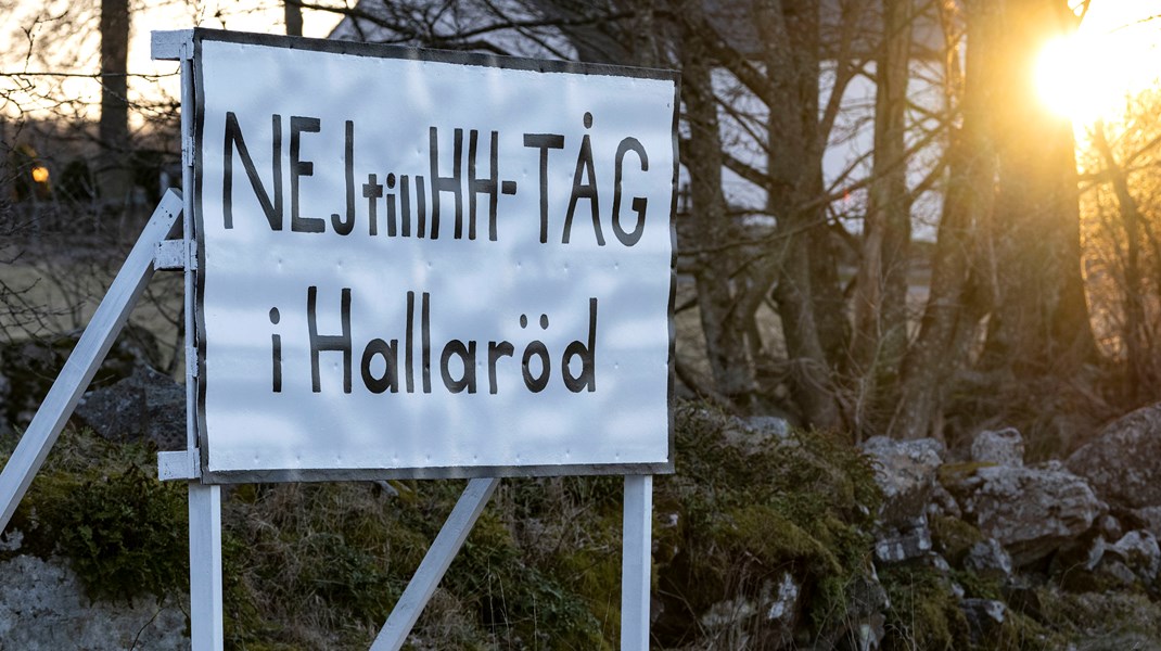 En protestskylt Hallaröd nordväst om Höör. Den föreslagna sträckningen av den nya stambanan för höghastighetståg genom Skåne har lett till oenighet, protester och debatt – och är ett av exemplen som debattören nämner. 