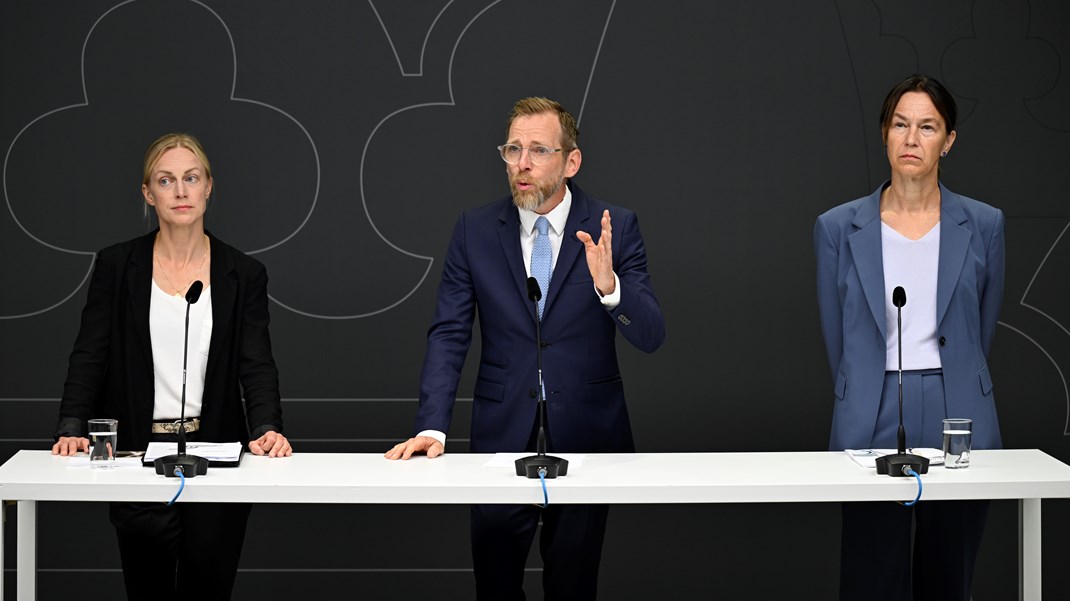 Utredare Helena Frielingsdorf, socialminister Jakob Forssmed (KD) och Olivia Wigzell, tillförordnad generaldirektör för Folkhälsomyndigheten presenterade åldersanpassade rekommendationerna för barns och ungas digitala medieanvändning.