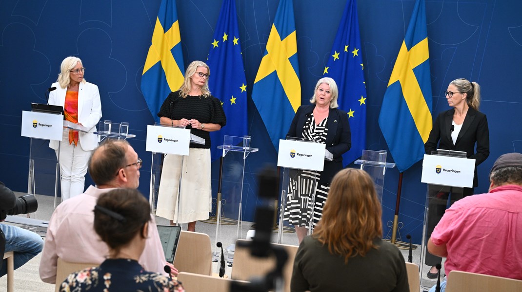 På onsdagsmorgonen höll socialtjänstminister Camilla Waltersson Grönvall (M) pressträff tillsammans med skolminister Lotta Edholm (L), riksdagsledamoten Camilla Rinaldo Miller (KD) och Sverigedemokraternas gruppledare Linda Lindberg där partierna presenterade nyheter i höstbudgeten. 