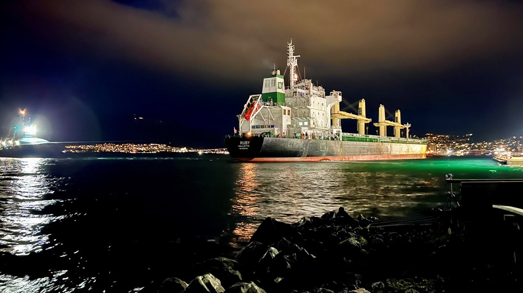 MV Rubys planerade färd mot Klaipeda i Litauen, efter att ha sökt nödhamn i norska Tromsö, gör att svenska Kustbevakningen är på tårna. Fartyget som är lastat med ammoniumnitrat låg på måndagen stilla på internationellt vatten.