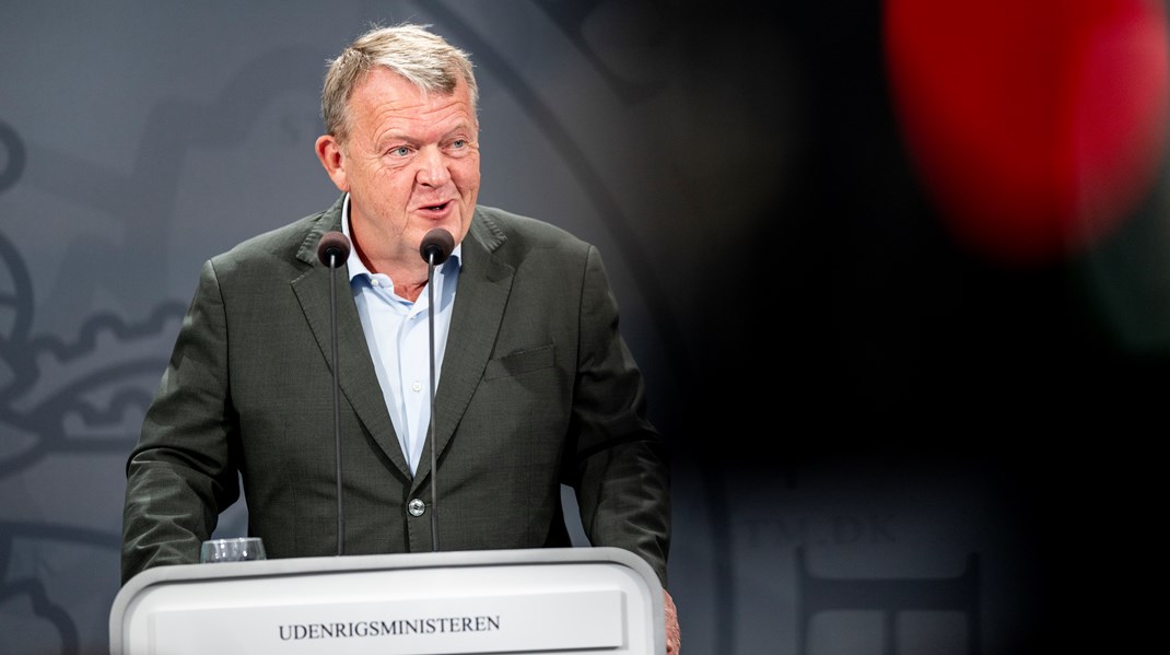 Danmarks tidigare statsminister Lars Løkke Rasmussen, numera utrikesminister, släpper inte målet om en politiskt tillsatt ambassadör. Men än så länge har ingen tackat ja. 