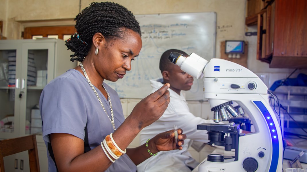 Läkare Utan Gränsers labbtekniker Modestine Musaada analyserar provsvar
på Walikale-sjukhuset i Kongo-Kinshasa. 