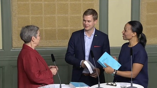 Gustav Fridolin och Alice Bah Khunke med utredaren Anna-Karin Lundin.