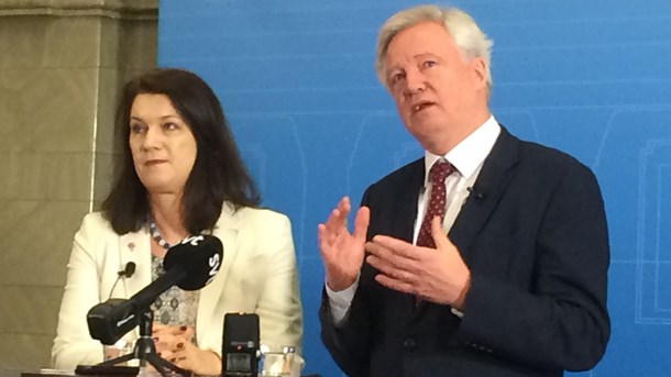 EU-minister Ann Linde och Storbritanniens  Brexit-minister David Davis på pressträffen.