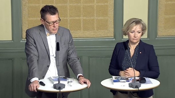 Utredaren Jörgen Tholin och Helene Hellmark Knutsson, minister för högre studier och forskning.