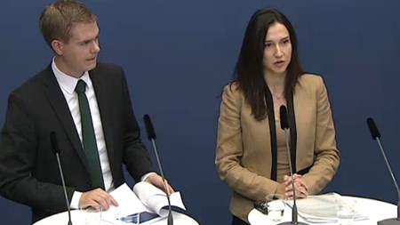 Gustav Fridolin (MP) och Aida Hadzialic (S) under tisdagens presskonferens (Bild: Regeringskansliet)