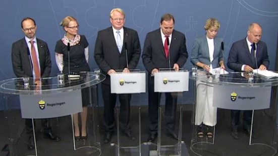 Statsminister Stefan Löfven förklarar den 26 juli på en pressträff att inrikesminister Ygeman och infrastrukturminister Johansson avgår men att försvarsminister Hultqvist sitter kvar.