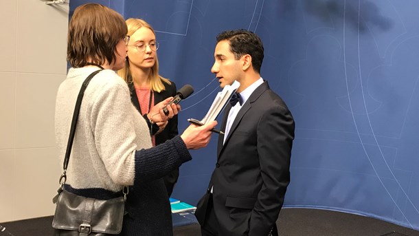 Ardalan Shekarabi vill att ministrar måste pröva nya anställningar hos en nämnd. På bilden blir han intervjuad av Ekot, vid Shekarabis sida är pressekreteraren Matilda Glas.