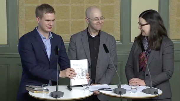 Utbildningsminister Gustav Fridolin (MP) och gymnasieminister Anna Ekström (S) tillsammans med utredaren Björn Åstrand.