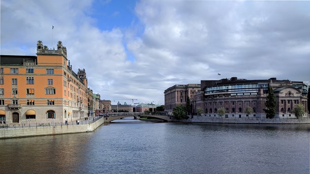 Riksdagen har beslutat om ersättning till den sista gruppen tvångssteriliserade. Men frågan om en officiell ursäkt och ceremoni avgörs i Rosenbad (den vänstra byggnaden), av regeringen.