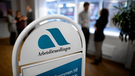 Den rödgröna regeringen har tonat ned Arbetsförmedlingens kontrollfunktion.