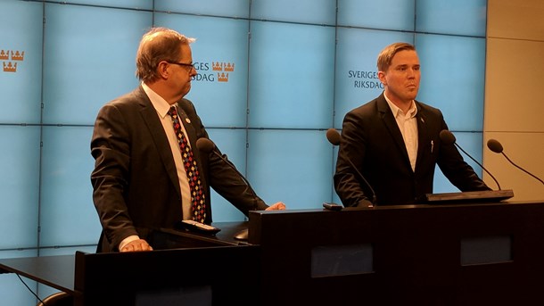 Felten och Ahl vid pressträffen i riksdagen.